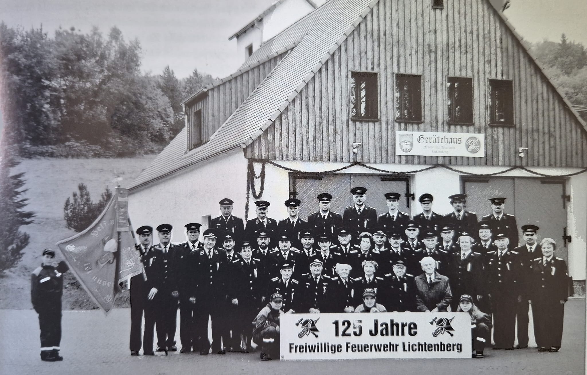 Gruppenfoto der Feuerwehr Lichtenberg zum 125-jährigen Bestehen